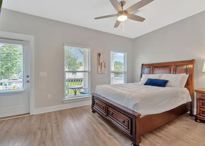 Romana Hideaway & Juliet Haven -family Friendly, Downtown Pensacola! Holiday home *